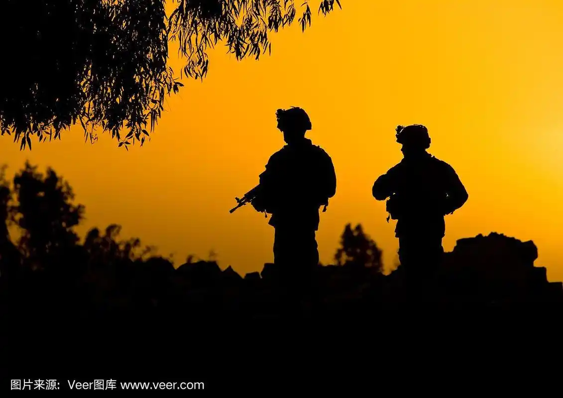 日落中士兵的剪影