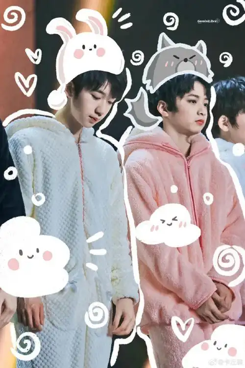 刘耀文让贺峻霖躺在自己胸肌上