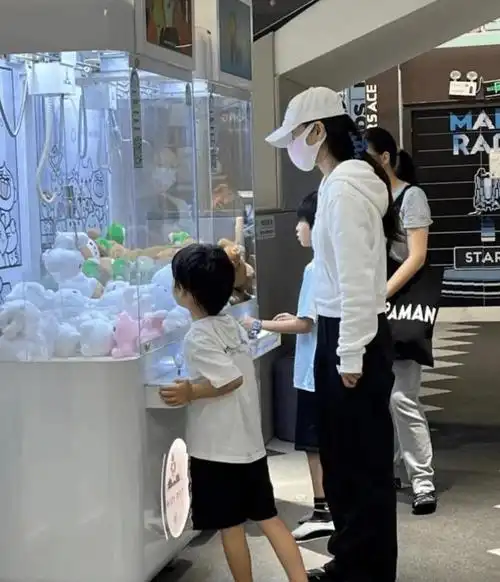 杨颖深夜带小海绵就医,面容憔悴抱娃不撒手「深夜就医,心系孩子」