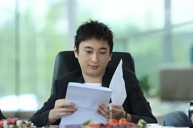 偶遇王思聪独自吃78元拉面,佝偻身子显落寞,满脸疲惫疑有心事