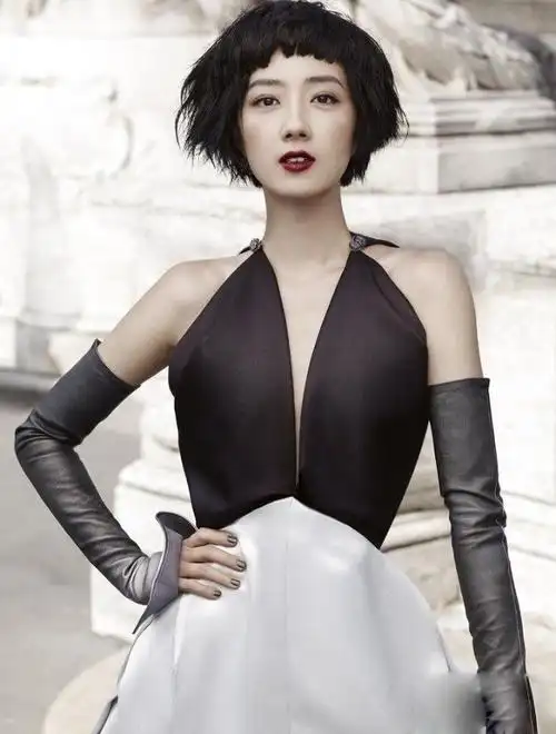 桂纶镁巴黎红唇封面 演绎成熟女人韵味