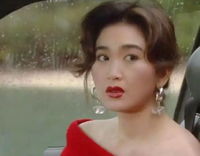 温碧霞穿公主裙舔棉花糖遭网友嘲讽扮嫩:她心里住着一个少女