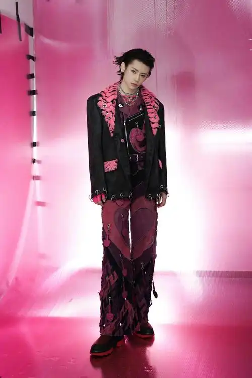 粉色浪漫氛围蔓延,@小鬼-王琳凯解码鲜明个性穿搭,带着奇趣妙想,自由