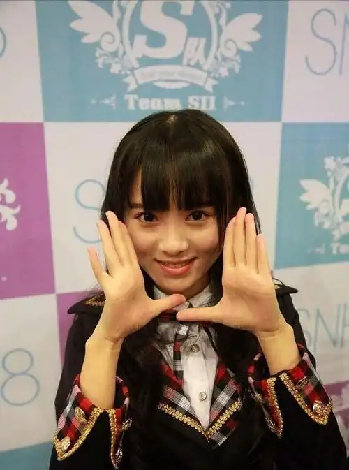 之前有网友晒出鞠婧祎早期选秀照,那时候的她跟现在完全不一样,变化