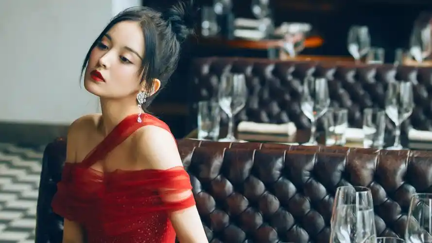 电脑壁纸 明星 大陆明星 古力娜扎优雅气质写真