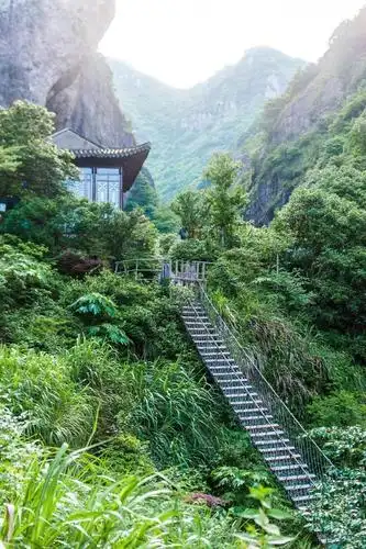 这里是神雕侠侣的取景地,每天都有高空飞渡表演,拿生命在赚钱!