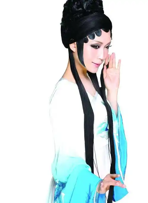 充满着古典女人气质李玉刚一咬牙拿着几千块就去找了毛戈平,专业学习