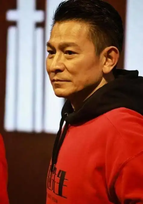 刘德华近照老态龙钟满头白发啤酒肚明显引发网友热议