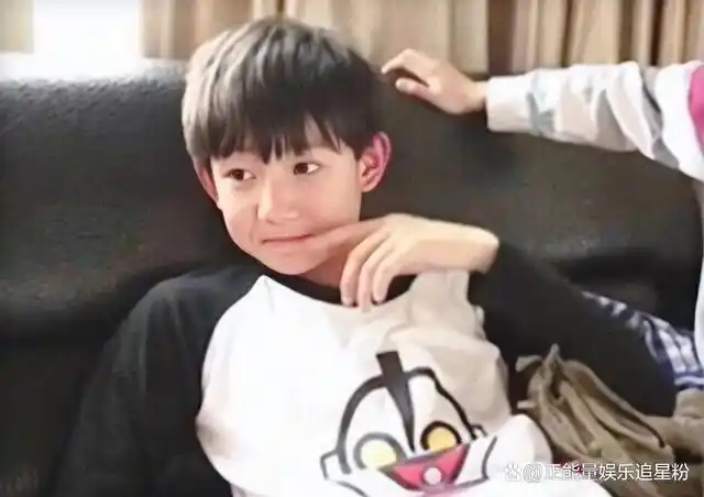 2011年,11岁的王源因为兴趣加入时代峰峻公司旗下的明星养成项目