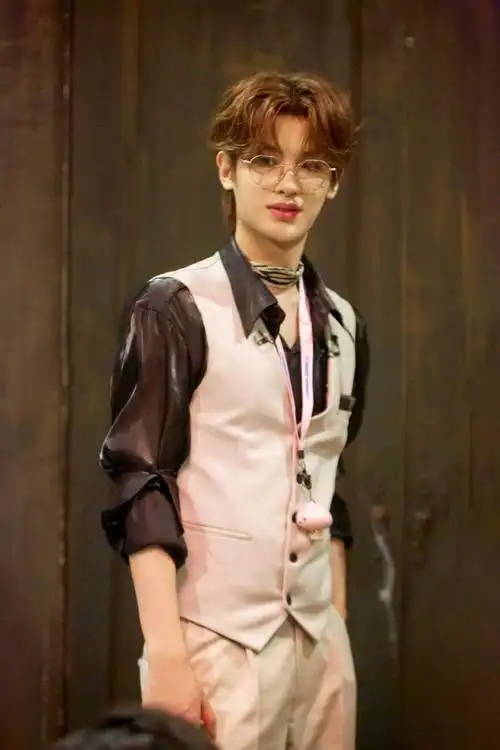 黄明昊密逃新剧照#黄明昊密逃新剧照,小贾戴金丝眼镜,满满英伦风氛围