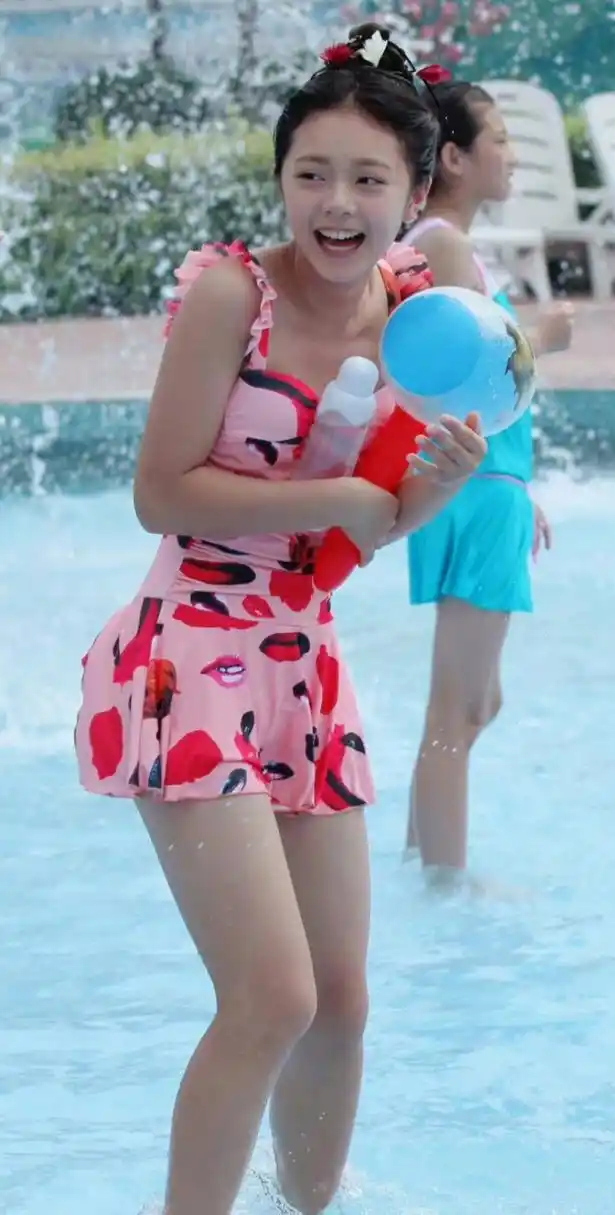 赵今麦泳装照,挺惊艳的一个女生.