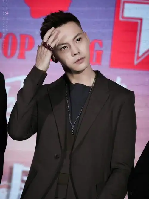 看好多男生都喜欢拿这个发型去做啊 真的很英气啊 #陈伟霆  #发型