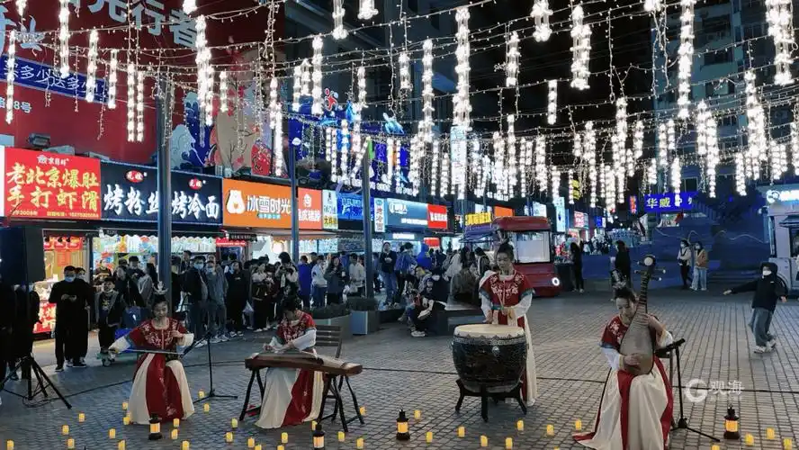 一边吃,既饱眼福又饱口福,享用美食的同时,感受青岛城市更新的活力风