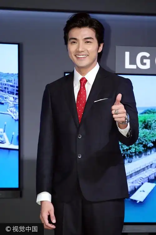 "恶魔王子"贺军翔婚后首亮相 首谈女儿双手合十满脸幸福