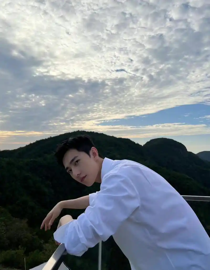 谁能不爱穿白衬衫的杨洋呢,清爽帅气又阳光灿烂.