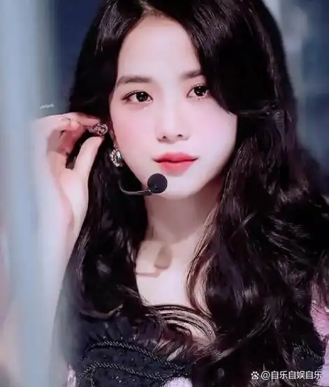 jisoo做客网络节目,自爆英文能力不高,可爱模样逗笑粉丝