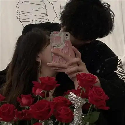 秀恩爱必备情侣拍照姿势图超甜 见面是最直观表达爱意的方式_qq头像