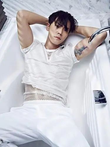 陈伟霆晒诱人浴缸照肌肉性感