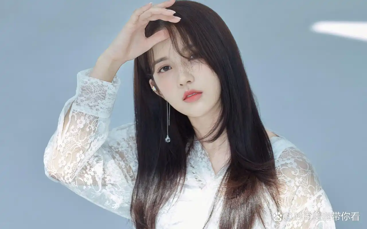 女星刘些宁,清新甜美写真美照,魅力四射,让人怦然心动