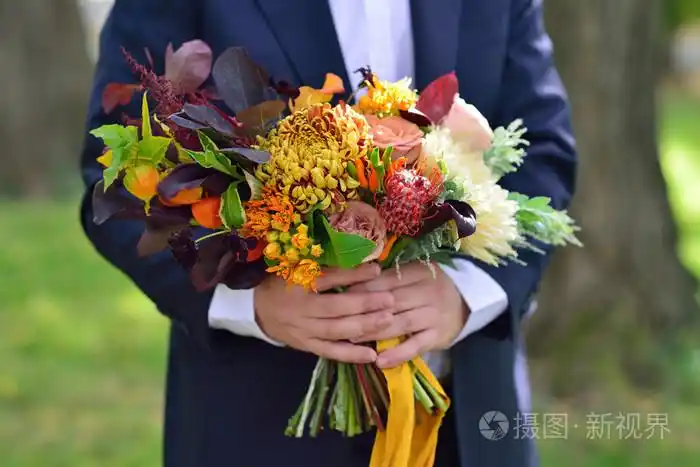 男子手拿新娘捧花