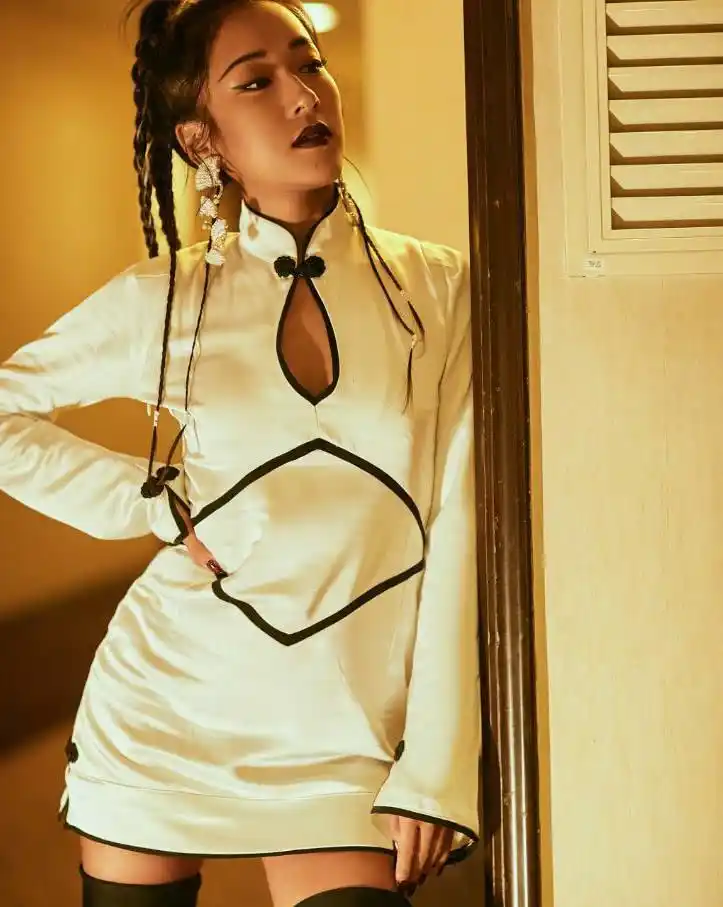 端庄不是旗袍唯一代名词,吉克隽逸用改良旗袍,诠释狂野式性感!