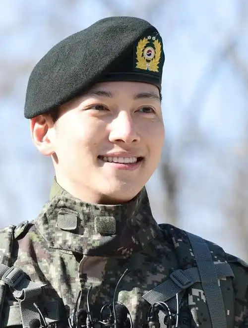 继李敏镐后池昌旭也退伍了,素颜亮相的这张脸你打多少分?