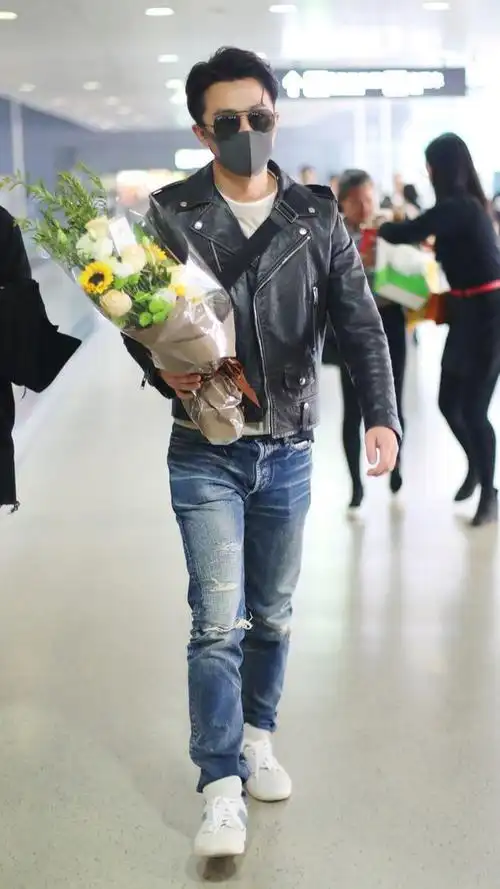 黄轩现身机场穿皮衣有男人味戴棒球帽造型清爽好帅气