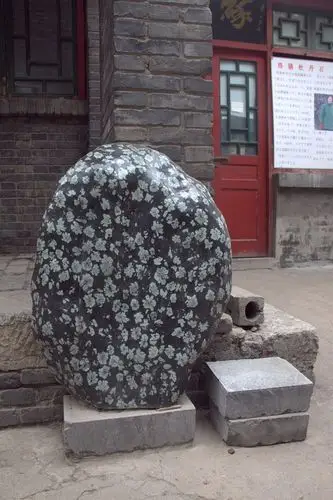 牡丹石,好大一块是吧.这种势头看着有点像是人造的,实则天然形成.