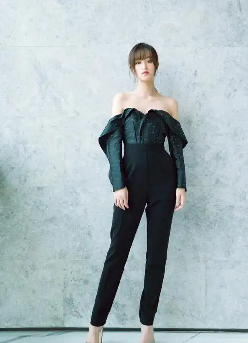 蓝盈莹终于杂志营业,一袭黑色高开叉抹胸裙出镜,大长腿吸睛