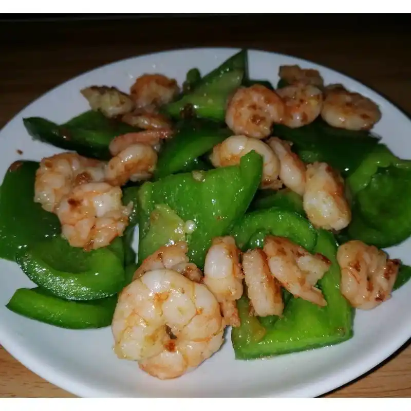 青椒炒虾仁～ 1*鲜虾去头去虾线,洗干净,挤掉水 2*青椒洗净去蒂切块