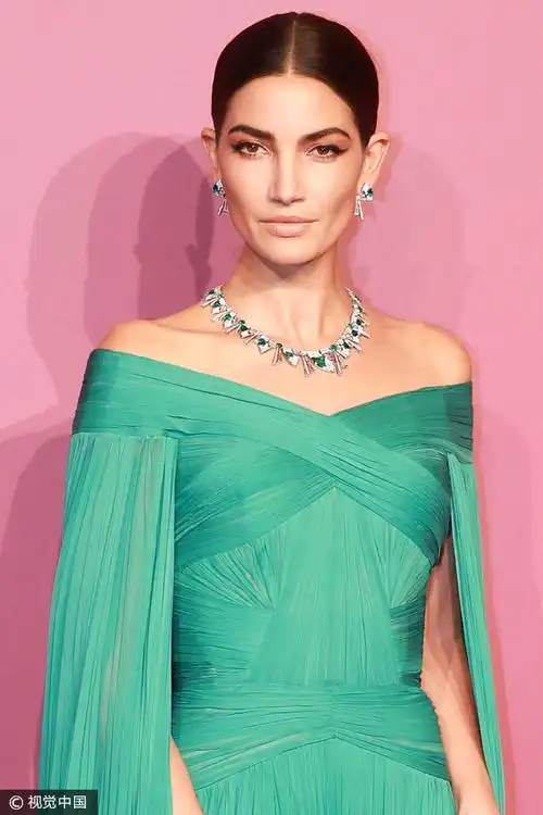 莉莉·奥尔德里奇 孔雀绿开叉礼服裙 典雅性感