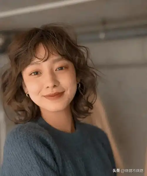 "挂耳烫发"才是最适合3,40岁女人的发型,洋气减龄,人见人夸_脸型_显得