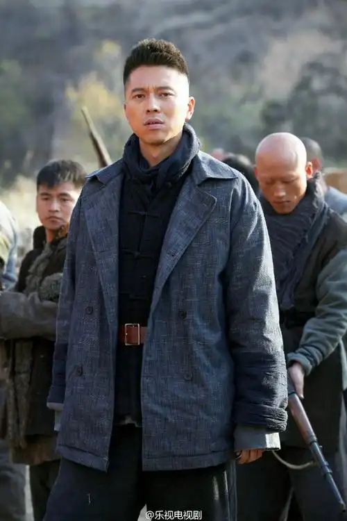 此次,他以@电视剧铁在烧中智勇奋战的大哥"葛十三"形象登场
