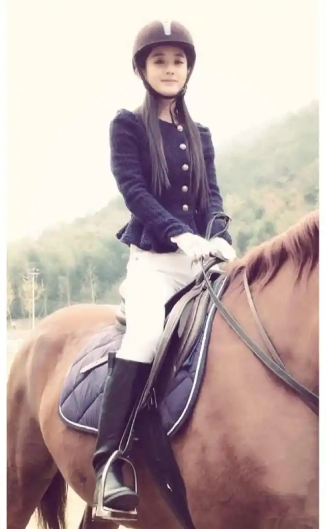 甜美女神赵丽颖爱骑马