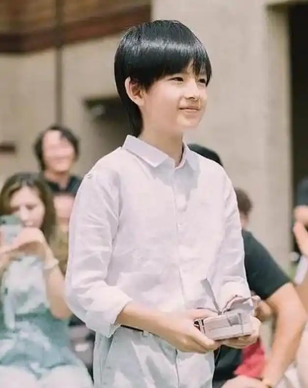 董洁儿子顶顶近照曝光颜值超高网友难道不是和梁朝伟生的吗