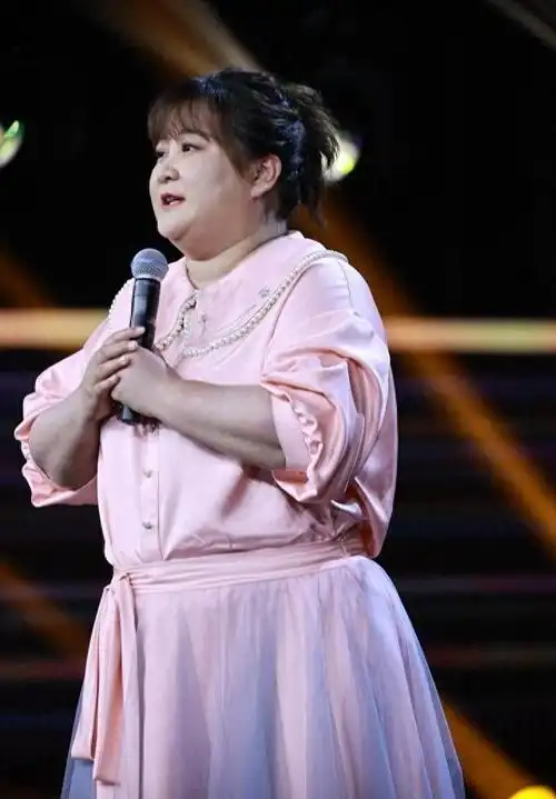 作为这档热门综艺节目的常驻嘉宾,贾玲的搞笑表现一直备受观众喜爱.