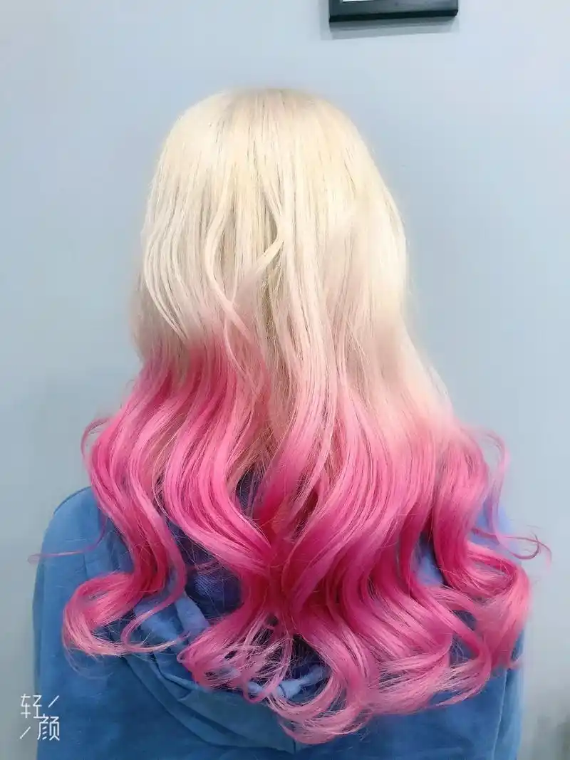 发色要把头发漂成淡淡的的金色然后在色