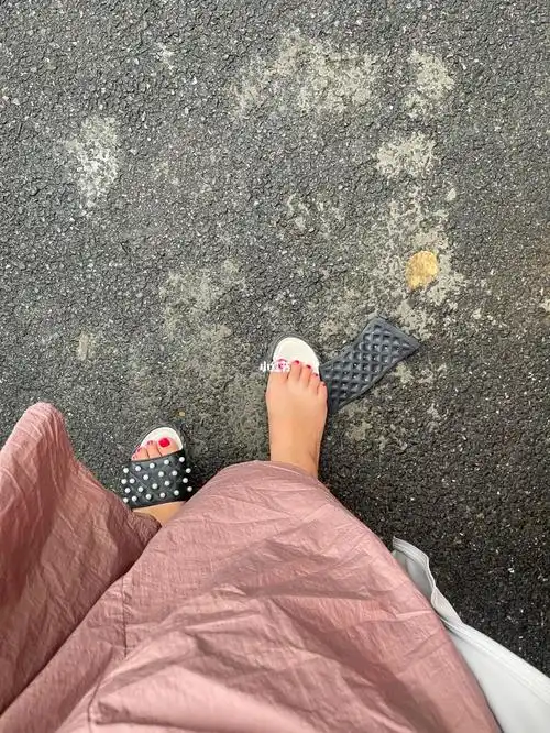 穿了个拖鞋…然而脚底一滑…鞋子坏了修是不会修的…赤脚走吧#下雨天