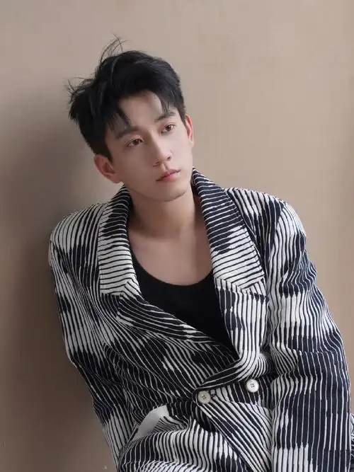 痞帅的少年的,皆是@王子奇是演员王子奇工作的认真模样