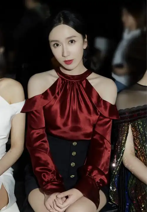 娄艺潇出席品牌秀 红黑造型简洁酷帅