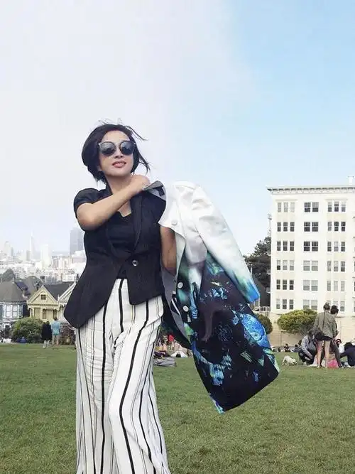 刘晓庆在国外又变年轻了穿小西装配条纹阔腿裤状态比平常更好