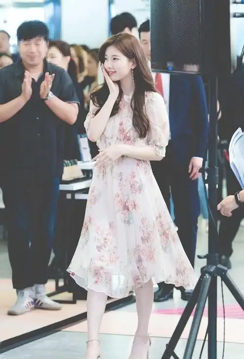 "国民初恋"裴秀智,淡粉小花裙少女感满满,网友:简直仙女下凡