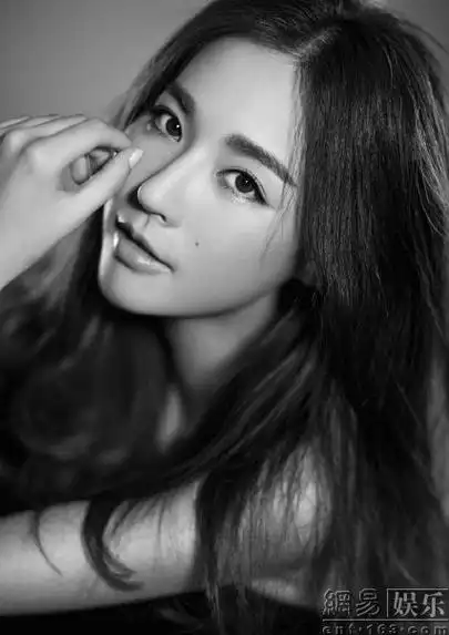 马景涛小21岁妻子吴佳尼晒照 长相美艳身材辣