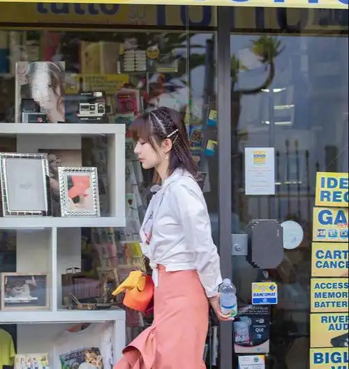 杨紫新造型上热搜衬衫t恤搭荷叶边半裙穿出了满满的少女感