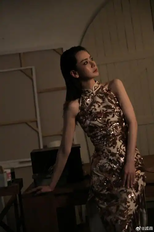 戚薇释出中秋节写真大片,首穿nora reve-新中式旗袍美艳动人.