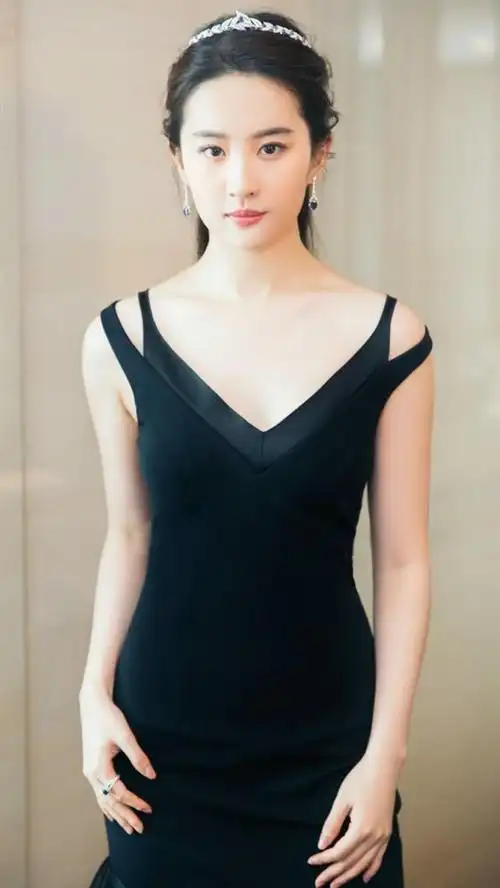 真不愧是仙女,穿黑色晚礼服的刘亦菲,有木有撩到你