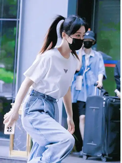 穿衣搭配 杨紫《你好星期六》双马尾路透,简单白t搭配牛仔裤,元气可爱