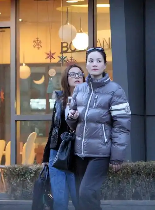 王菲赵薇结束闺蜜游,同回北京为谢霆锋庆生,"铁三角"独缺那英_俞飞鸿