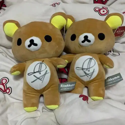 易烊千玺亲签小样挎包轻松熊