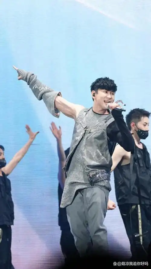 林俊杰晒43岁狂欢生日照帽子搭配微笑抢眼哥们周杰伦留言给力